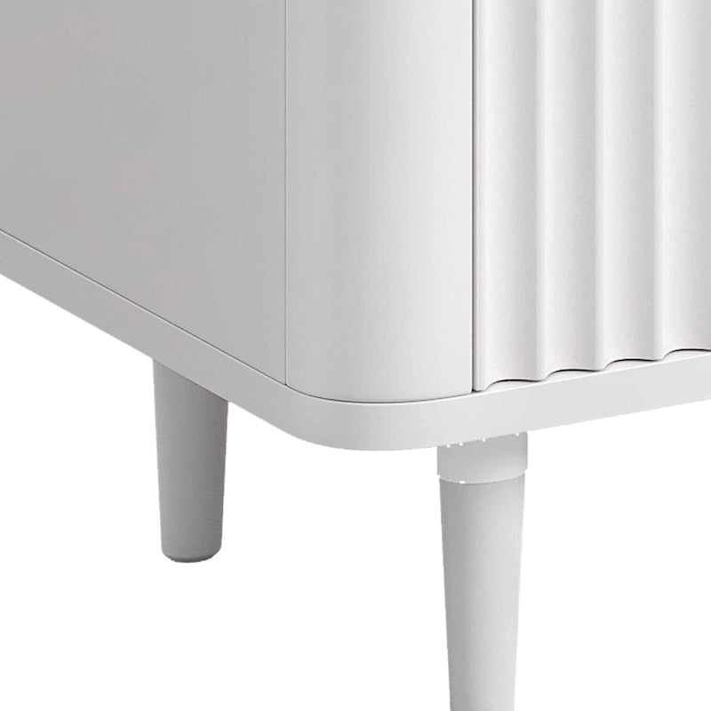 Comodino a 6 cassetti in legno con pannello scanalato a onda