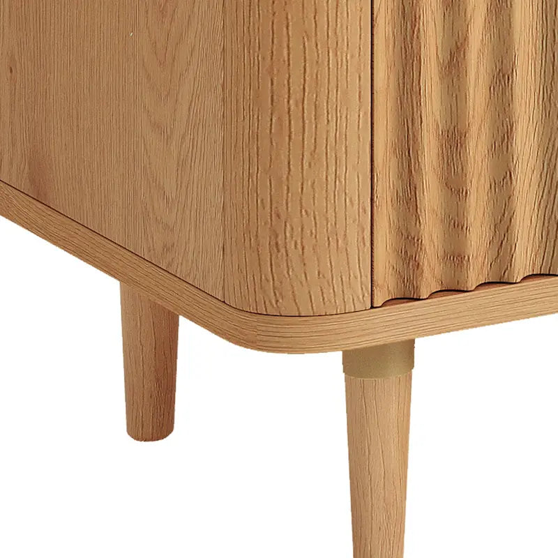 Comodino a 6 cassetti in legno con pannello scanalato a onda