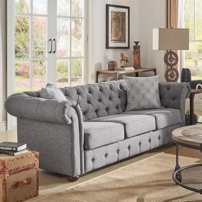 Divano Chesterfield Gdansk con braccioli arrotolati trapuntati