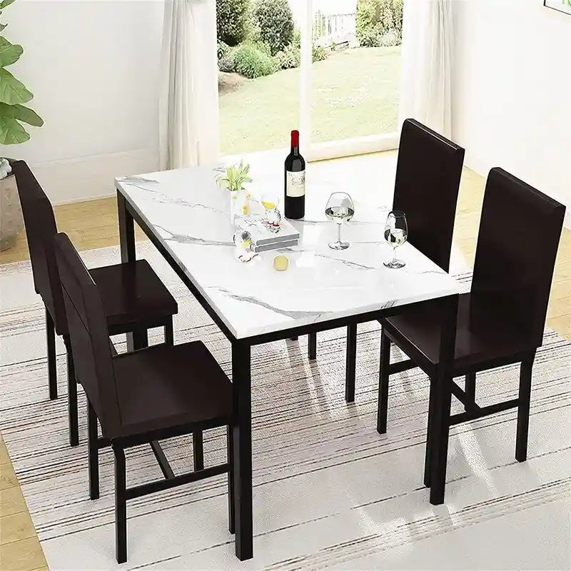 Set da pranzo Mieres 5 pezzi con tavolo in finto marmo e 4 sedie imbottite in pelle sintetica PU