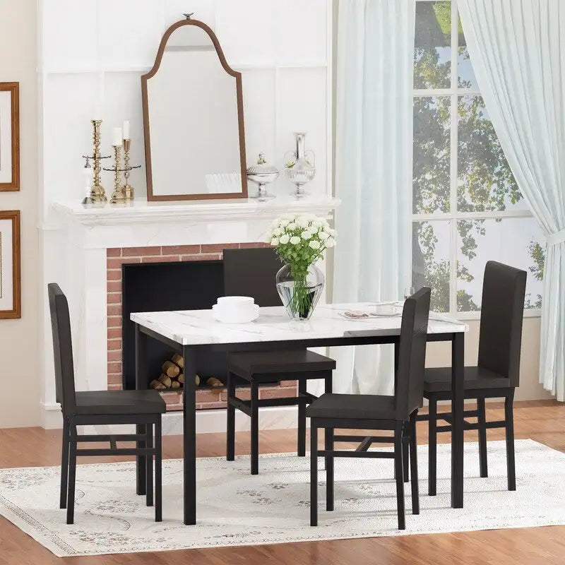 Set da pranzo Mieres 5 pezzi con tavolo in finto marmo e 4 sedie imbottite in pelle sintetica PU