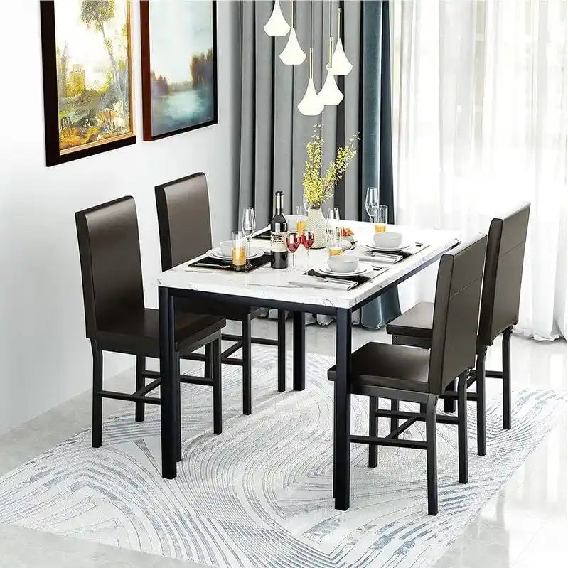 Set da pranzo Mieres 5 pezzi con tavolo in finto marmo e 4 sedie imbottite in pelle sintetica PU