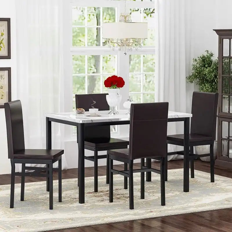 Set da pranzo Mieres 5 pezzi con tavolo in finto marmo e 4 sedie imbottite in pelle sintetica PU