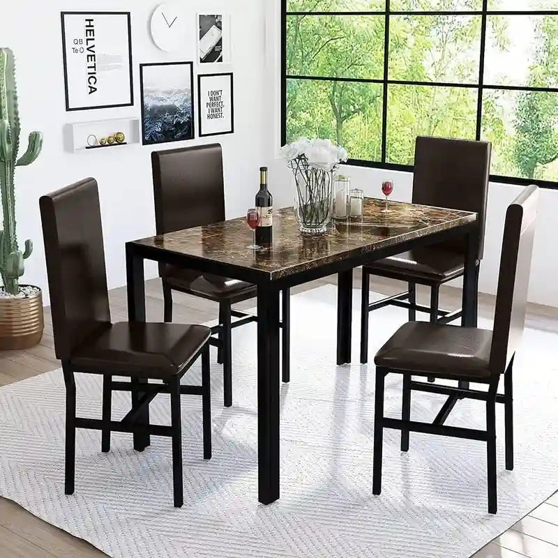 Set da pranzo Mieres 5 pezzi con tavolo in finto marmo e 4 sedie imbottite in pelle sintetica PU