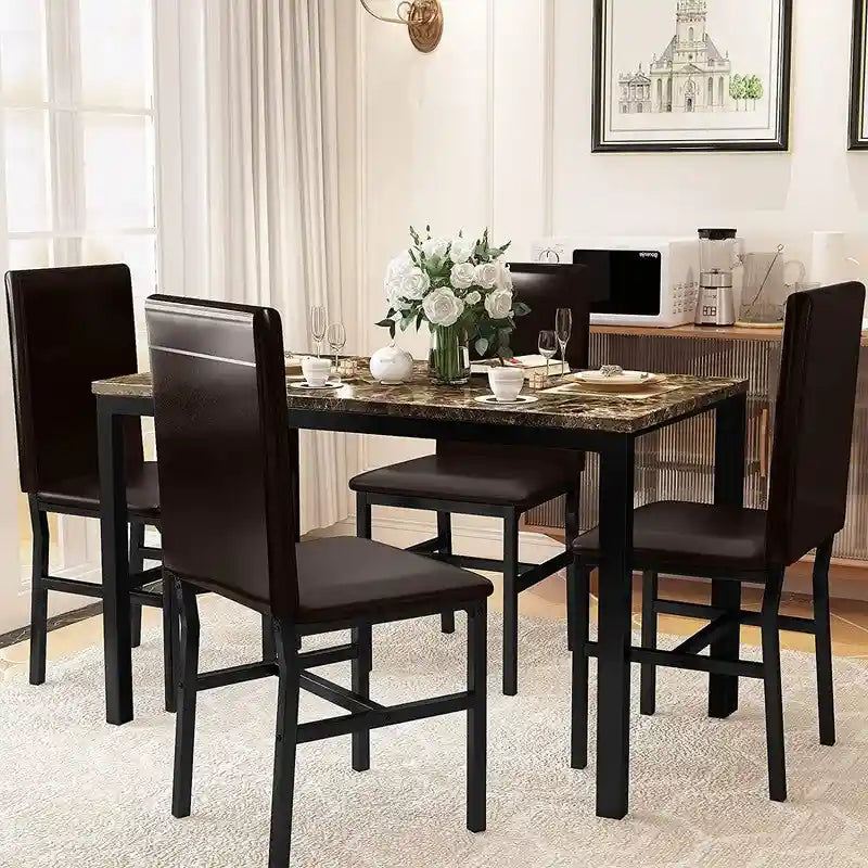 Set da pranzo Mieres 5 pezzi con tavolo in finto marmo e 4 sedie imbottite in pelle sintetica PU