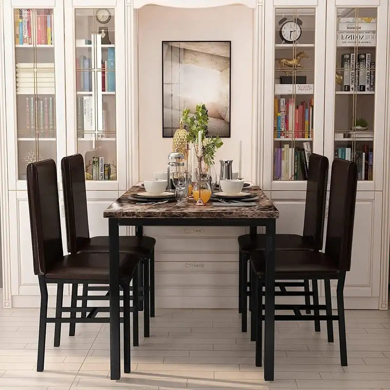 Set da pranzo Mieres 5 pezzi con tavolo in finto marmo e 4 sedie imbottite in pelle sintetica PU