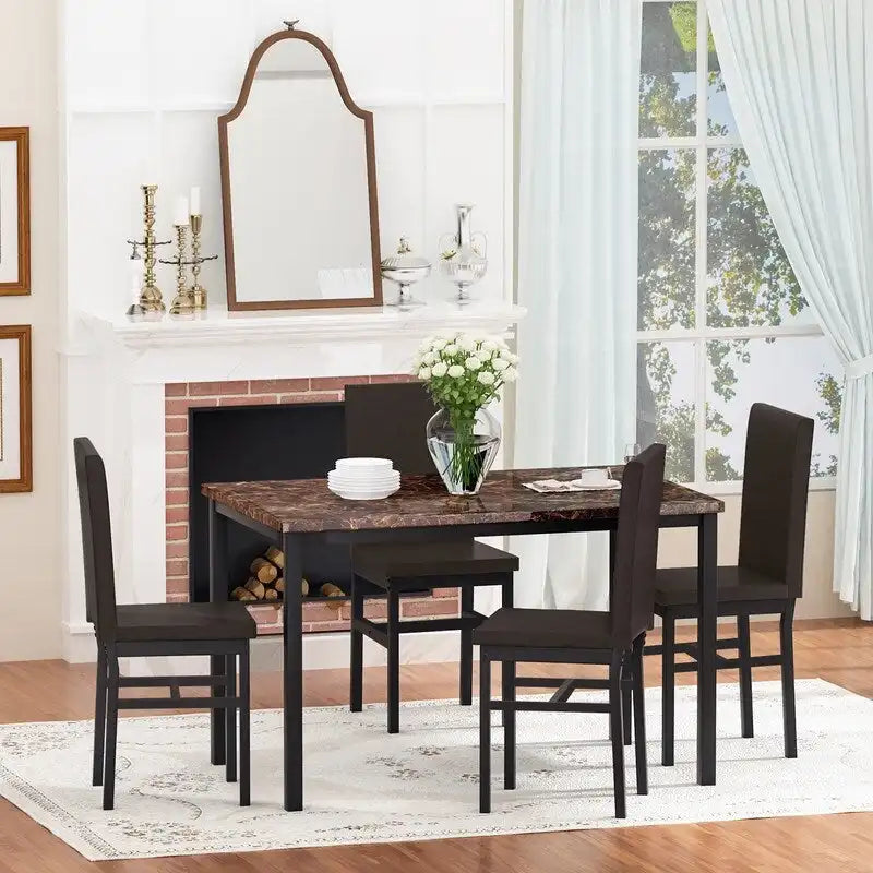 Set da pranzo Mieres 5 pezzi con tavolo in finto marmo e 4 sedie imbottite in pelle sintetica PU