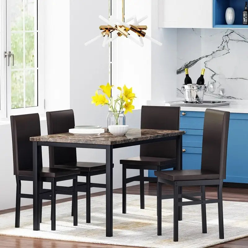 Set da pranzo Mieres 5 pezzi con tavolo in finto marmo e 4 sedie imbottite in pelle sintetica PU