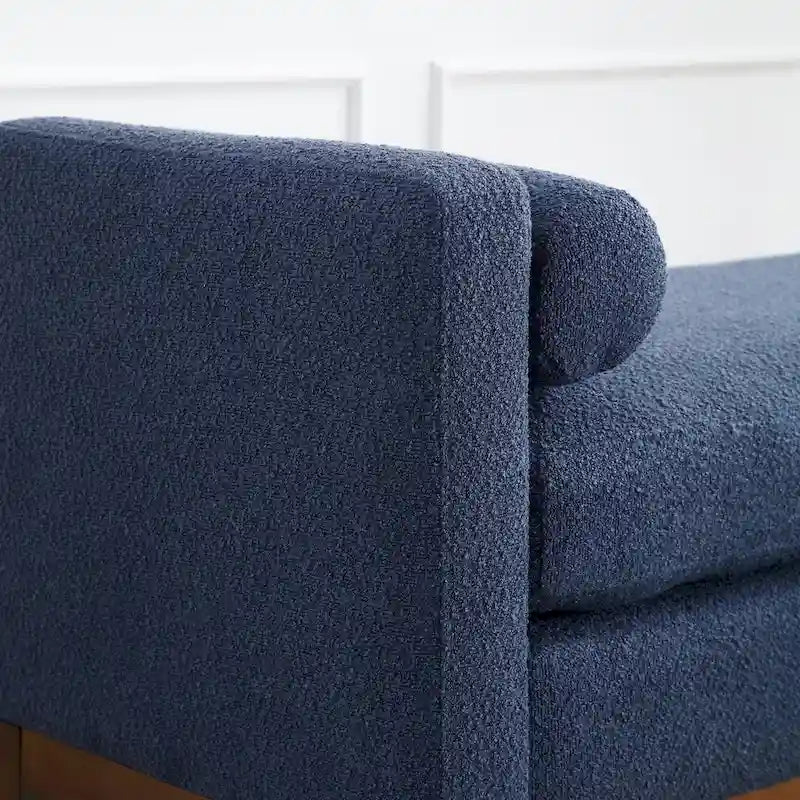 Elegante panca imbottita, con gambe in legno